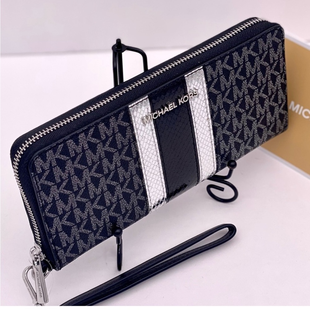 Michael Kors Jet Set Travel Large Signature
Logo and Metallic Continental Wallet - Picture 10 of 11